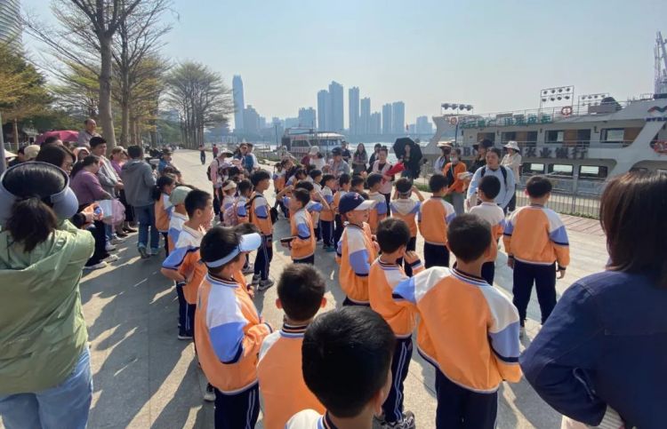 邕江游船移動(dòng)課堂新主題《向上吧，邕江小船長(zhǎng)》順利啟航